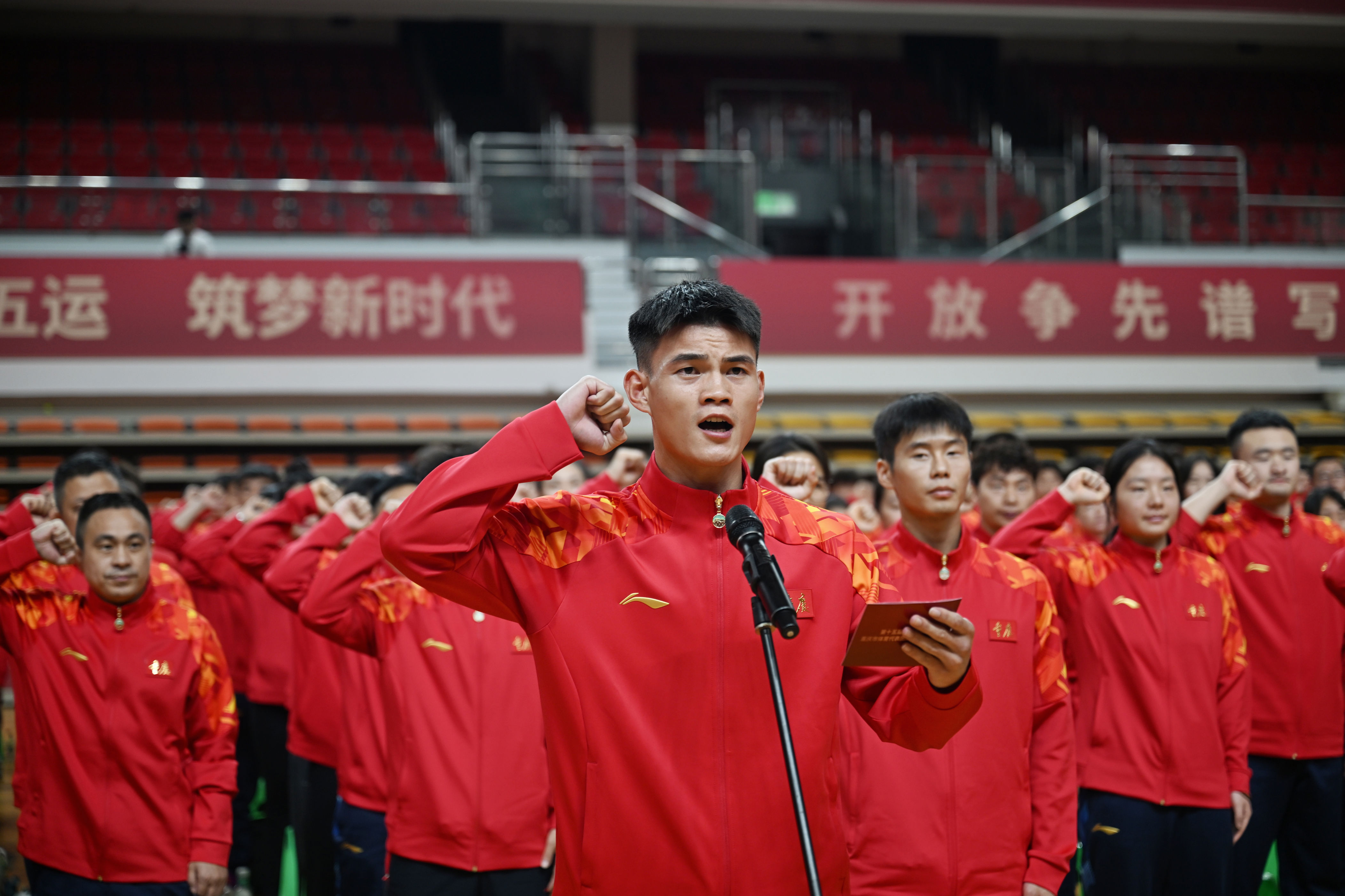 纪和反兴奋, 赛出水平, 在重庆市体 纪和反兴奋, 赛出水平, 在重庆市体